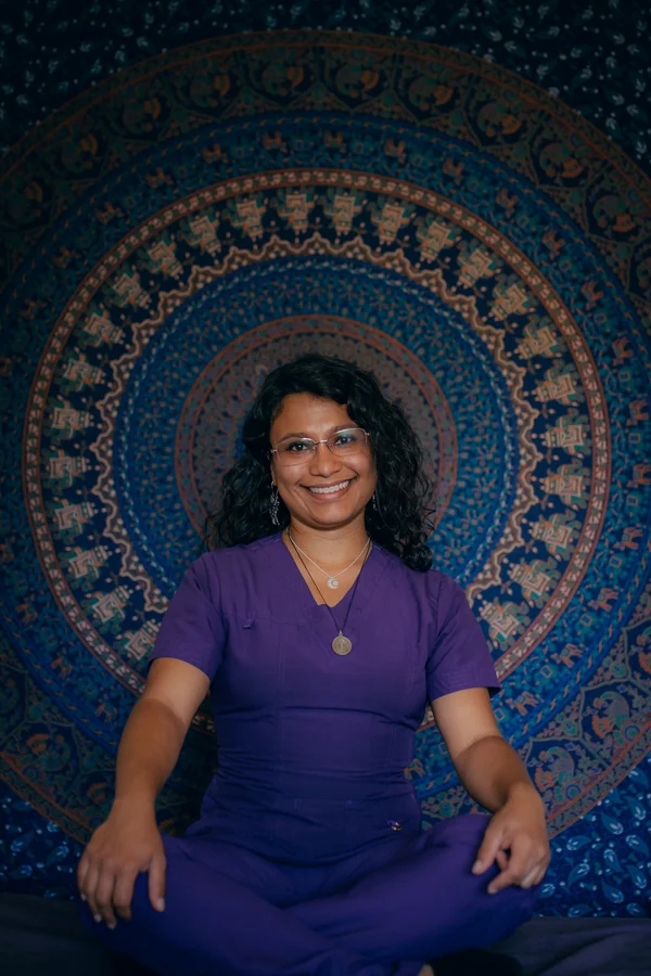 Susana en sesión meditativa con un mandala a sus espaldas inspirando su marca SuSanaSer